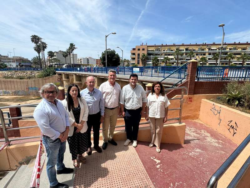 El conseller, Vicente Martnez Mus, con los alcaldes de Albal, Catarroja y Massanassa, junto al puente. 
