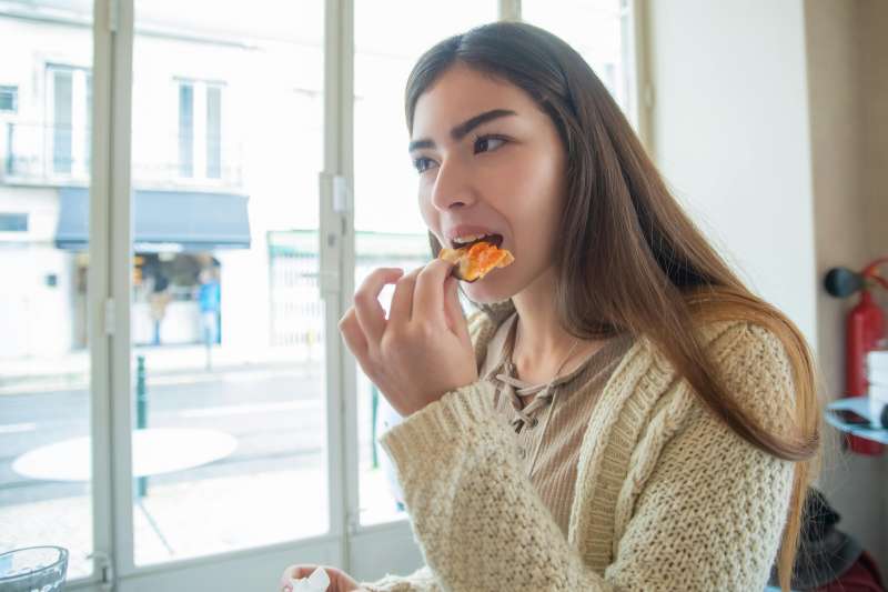Joven comiendo | Archivo | EPDA