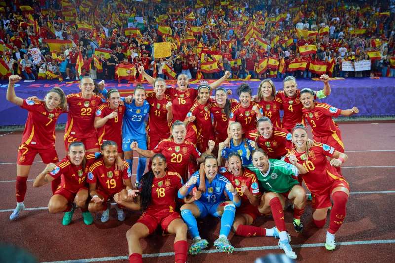 La seleccin espaola de ftbol femenino celebrando su pase a la final de la Eurocopa | @SEFutbolFem va X