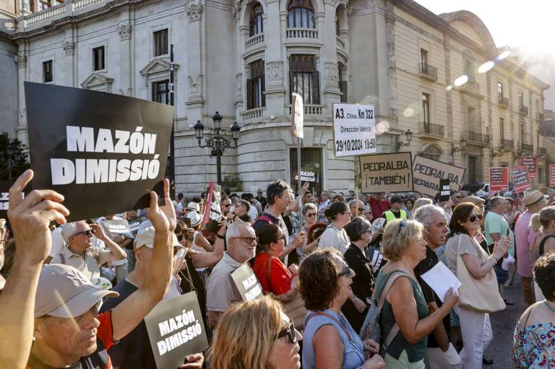 Imagen de la octava manifestacin para reclamar la dimisin del president de la Generalitat, Carlos Mazn, por su gestin de la dana del 29 de octubre. EFEManuel BruqueArchivo
