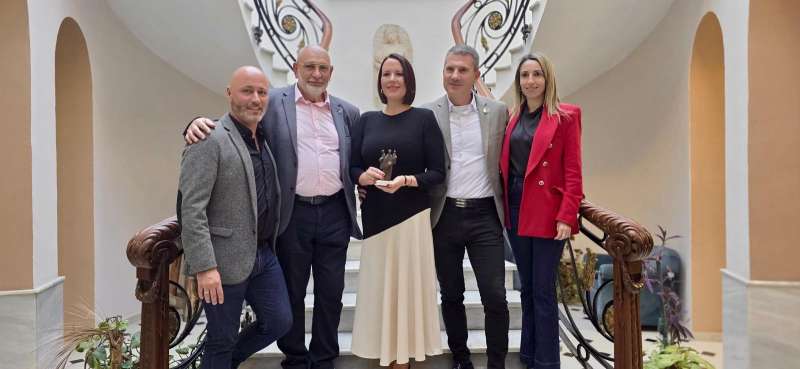 La alcaldesa de Moncada, Amparo Orts (centro), recibe la distinci�n de Tamborilera del A�o 2026.  EPDA