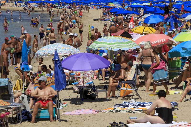 Vista general de la playa de Levante de Benidorm, con gran nmero de baistas en este caluroso mircoles. EFEMorell
