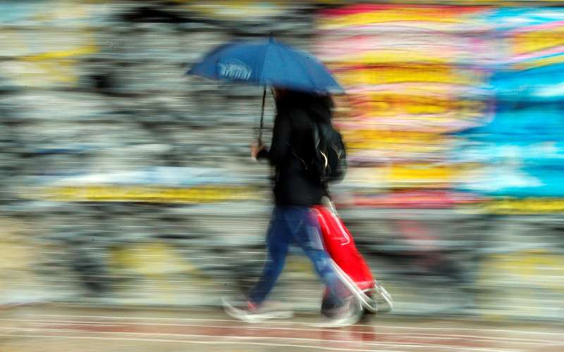 Una persona se protege de la lluvia con un paragua. EFEKai FrsterlingArchivo
