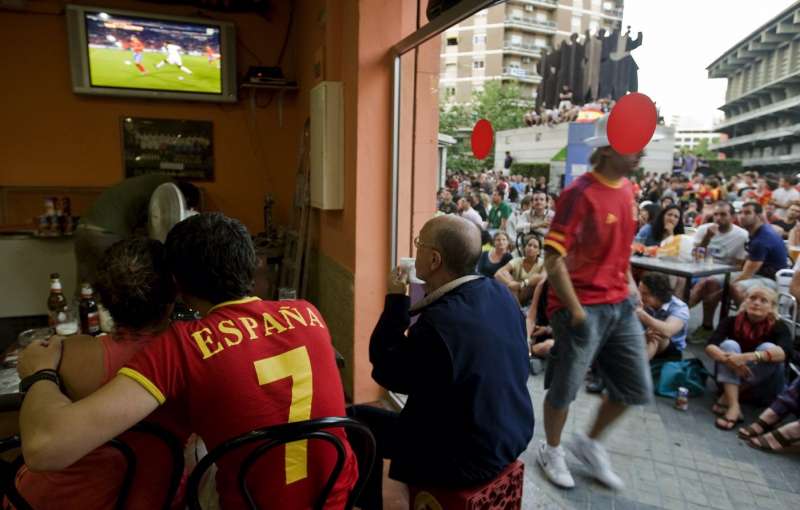Unas personas siguen un partido de fútbol en un bar. EFE/Kai Försterling/Archivo
