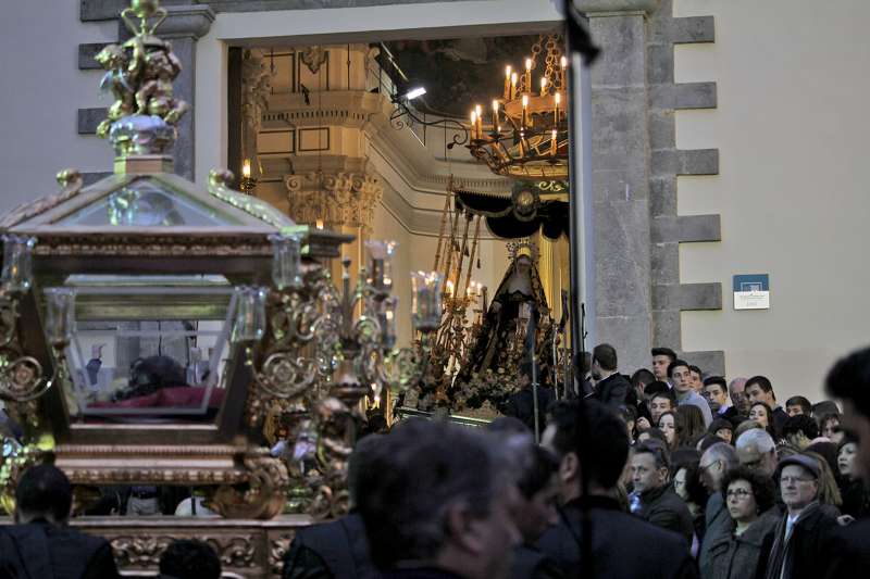 Un paso de la Semana Santa Saguntina en una imagen de archivo.  Foto: Kivi Osma