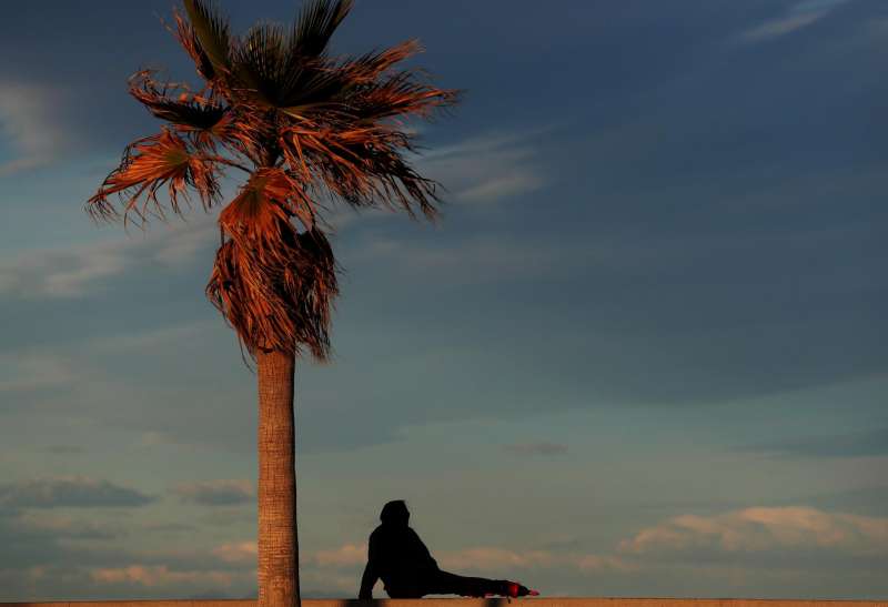Imagen de archivo de una joven contempla el paisaje en la playa de la Malvarrosa de València. EFE/Kai Försterling/Archivo