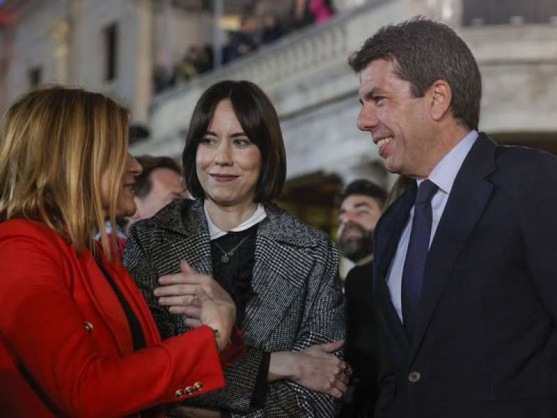 El presidente de la Generalitat, Carlos Mazn, conversa con la ministra de Ciencia y lder del PSPV, Diana Morant, y la delegada del Gobierno. EFEBiel Alio