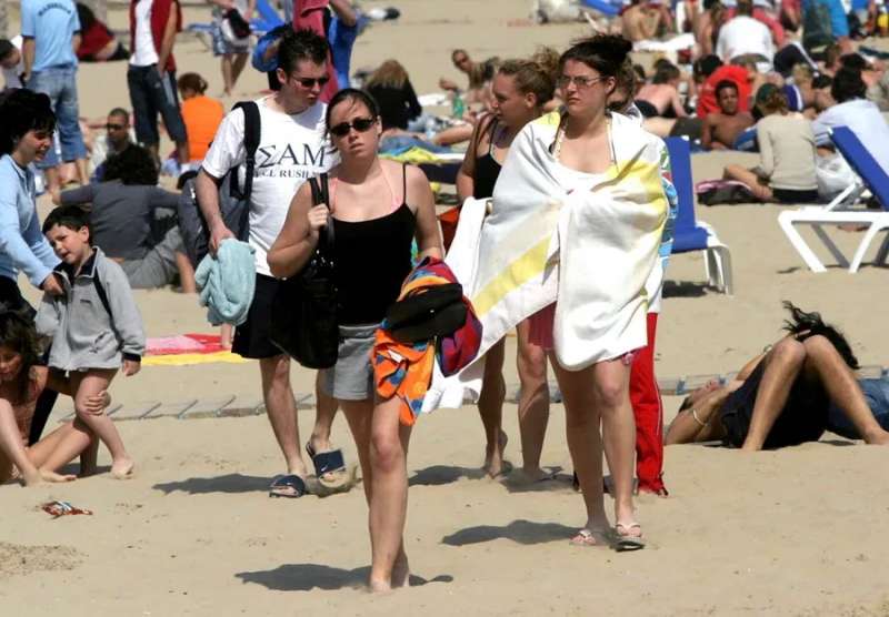 Turistas en una playa, en una imagen de archivo. EFEM.Lorenzo


