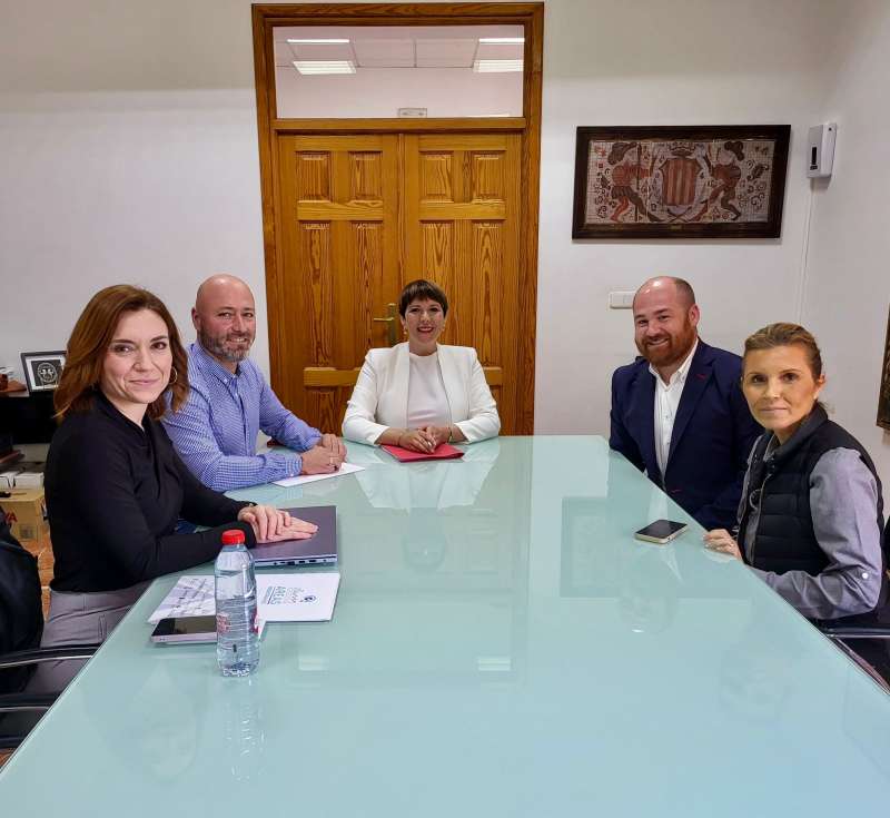 La alcaldesa, Amparo Orts y el concejal Ivn Bailach se renen con los empresarios. EPDA