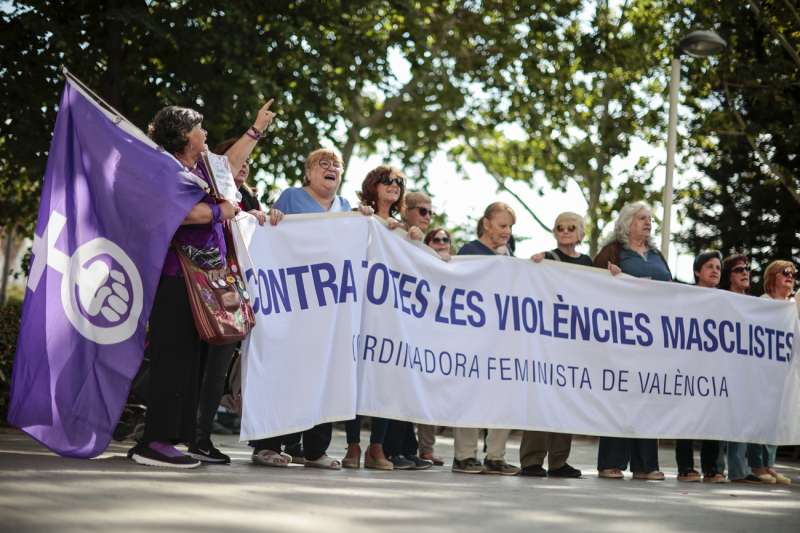 La Coordinadora Feminista de València se concentra ante la Ciudad de la Justicia para apoyar a la mujer agredida por su expareja en Massamagrell, al inicio del juicio por estos hechos. EFE/ Biel Aliño
