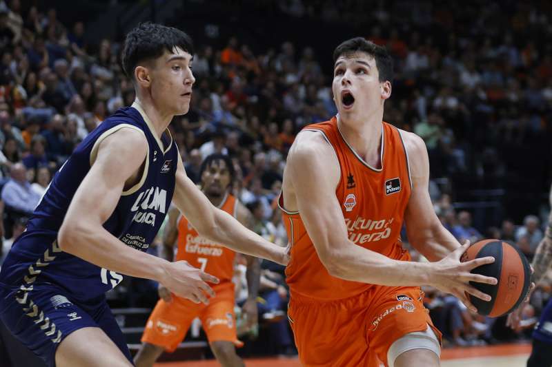 El alero Jaime Pradilla (d) del Valencia Basket en acción ante el pívot Fabian Sánchez Flores del UCAM Murcia, durante el primer partido de play offs de cuartos de final de la Liga Endesa de Baloncesto, entre el Valencia Basket y UCAM Murcia, disputado en el pabellón de la Fuente de San Luis de Valencia. EFE/ Miguel Ángel Polo