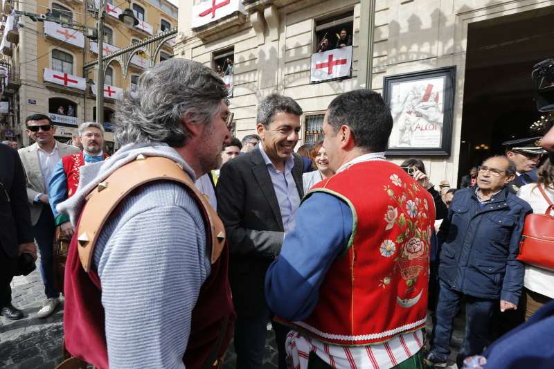 El president de la Generalitat, Carlos Mazón, en los Moros y Cristianos de Alcoi. /EPDA