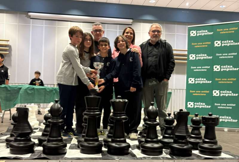 El equipo sub12 del Col�legi l?Encarnaci� celebra su t�tulo auton�mico en Oliva.  EPDA