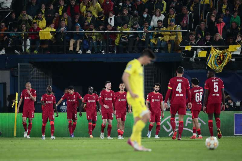 Los jugadores del Liverpool celebran el segundo gol ante el Villarreal, durante el partido de vuelta de las semifinales de la Liga de Campeones que disputaron en el estadio de La Cerámica. /EFE