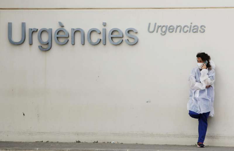 Imagen de archivo de una profesional sanitaria en la zona de urgencias del Hospital La Fe de València. EFE/Biel Aliño

