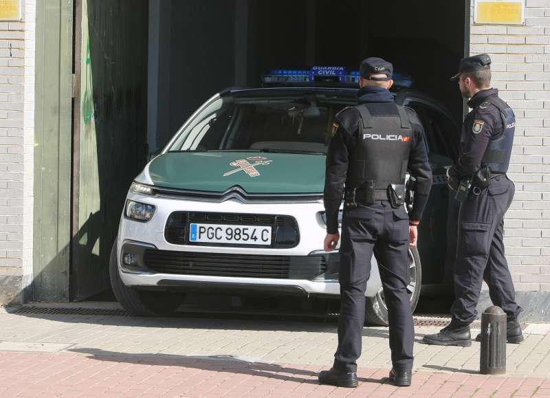 Una patrulla de la Guardia Civil a su salida de un juzgado en Alicante. EFE/MORELL/Archivo
