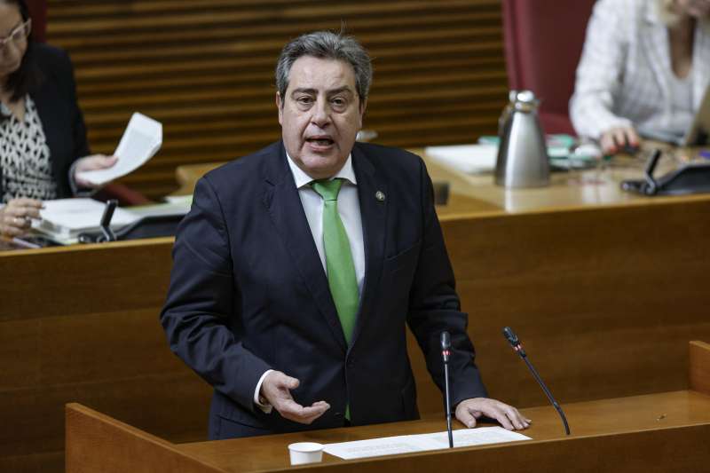 El portavoz del grupo VOX en Les Corts Valencianes, Jos Mara Llanos, pregunta al president de la Generalitat, Carlos Mazn, durante el pleno de hoy jueves. EFE/Biel Alio