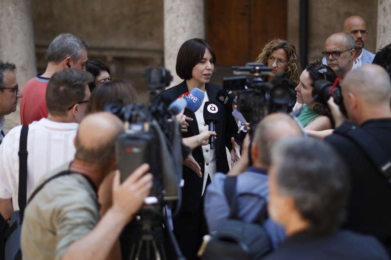 La ministra de Ciencia y Universidades, Diana Morant, atiende a los periodistas, en una imagen de este mircoles. EFEBiel Alio
