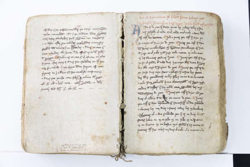 Vista de un códice en la convocatoria donde se ha dado a conocer una operación de recuperación de documentos de este tipo de alto valor histórico, este martes en el Archivo General de la Comunidad de Murcia. EFE/Marcial Guillén
