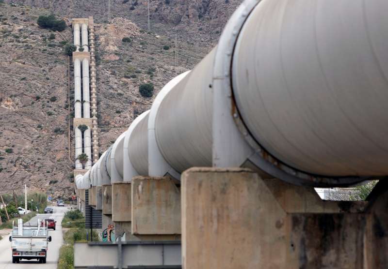 Fotografía de archivo de las tuberías que transportan el agua del trasvase Tajo-Segura. EFE/Morell/Acrhivo
