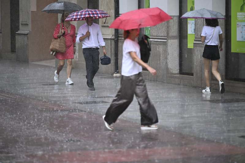 Varias personas caminan, este mircoles, por una calle de la ciudad de Castelln bajo una intensa lluvia. ArchivoEFEAndreu Esteban