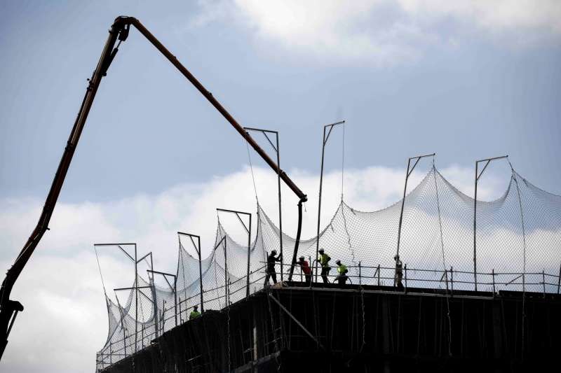 Varios albailes trabajan en la construccin de un edificio de Valencia. EFEAna EscobarArchivo
