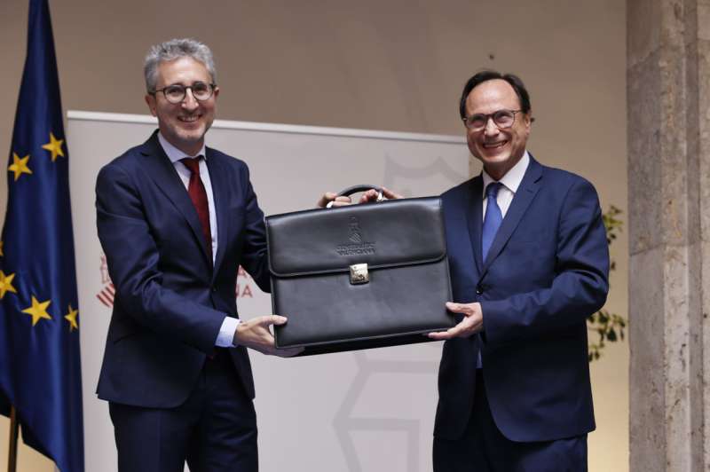 El ex conseller de Hacienda, Vicent Soler (d) ,junto al nuevo titular de la cartera, Arcadi EspaÃ±a, durante el acto de intercambio de cartera en la en la consellerÃ­a. /EFE