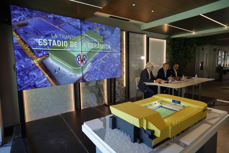 El presidente del Villarreal CF, Fernando Roig (centro), presenta la reforma del Estadio de la Cerámica. En la imagen junto a Roig el alcalde de Vila-real, José Benlloch (dcha), y el responsable del proyecto, César Azkarate, en representación de la compañía IDOM. EFE/Domenech Castelló
