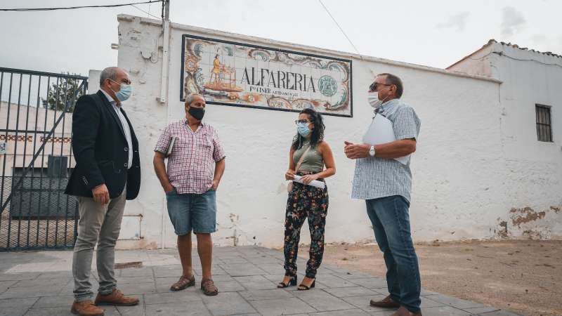 Concejales y vecinos de Alborgi en la Alfarería de Paterna. EPDA