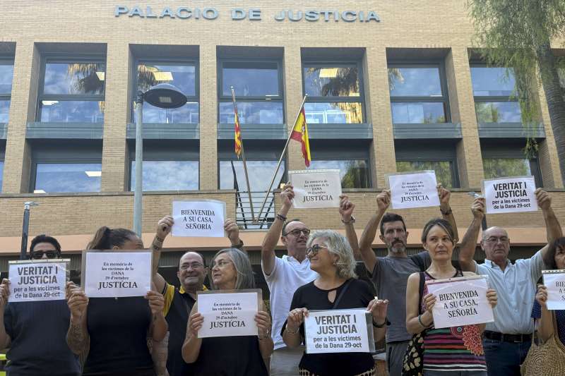 Miembros de la Asociaci�n de V�ctimas Mortales de la Dana del 29 de octubre se concentran frente a los juzgados de Catarroja para mostrar su apoyo al regreso de la instrucci�n penal. Archivo EFERaquel Segura