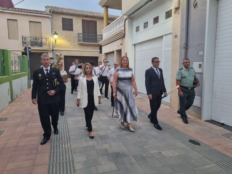 Lalcaldessa, Paqui Llopis, amb el president de la Mancomunitat, Jos F. Cabanes, en la process. EPDA 