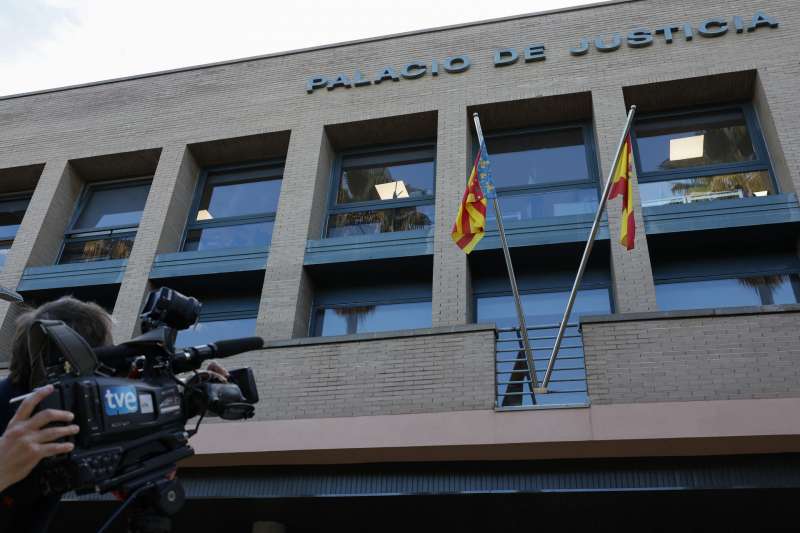Un periodista toma imgenes del juzgado de Catarroja donde la jueza que instruye la causa penal sobre la gestin de la dana. EFEAna Escobar
