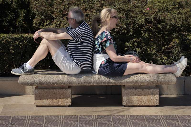 Una pareja descansa sobre un banco. /EFE