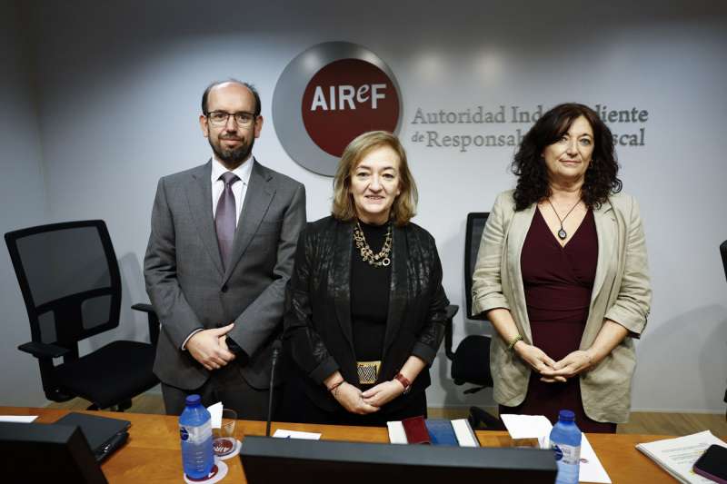 La presidenta de la Autoridad Independiente de Responsabilidad Fiscal (AIReF) Cristina Herrero junto a Ignacio Fernndez Huertas y Esther Gordo, directores de la Divisin de Anlisis Presupuestario y la Divisin de Anlisis Econmico de la institucin, presentan el Informe sobre las lneas fundamentales de los presupuestos de las administraciones pblicas en 2026. EFE Rodrigo Jimnez.