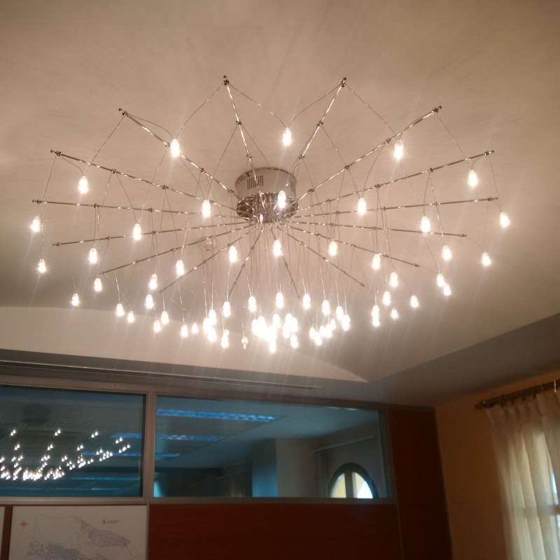 Una de las lámparas de la alcaldía de Riba-Roja. //EPDA Una de las lámparas de la alcaldía de Riba-Roja. //EPDA