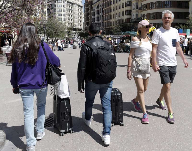 Imagen de archivo de varios turistas en el centro de Valencia. /EFE /Juan Carlos Cárdenas