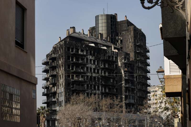El bloque residencial del barrio valenciano de Campanar incendiado en el que murieron 10 personas, en una imagen reciente. EFE/Manuel Bruque

