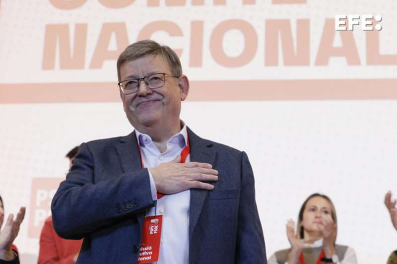 El secretario general de los socialistas valencianos, Ximo Puig, se despide tras comparecer ante el comit nacional del PSPV-PSOE 