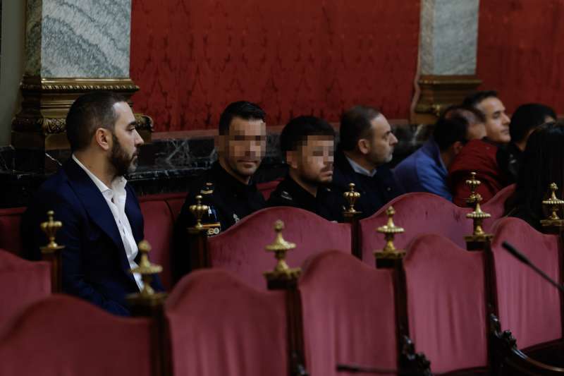 El exministro Jose Luis �balos (3d), y el empresario V�ctor de Aldama (i), durante la audiencia preliminar en el Tribunal Supremo este jueves, para tratar las nulidades que plantean las defensas como paso previo al juicio contra el exministro y su exasesor Koldo Garc�a (2d), por los contratos de mascarillas, que pretenden que ahora se celebre en la Audiencia Nacional.-EFE JJ Guill�n POOL