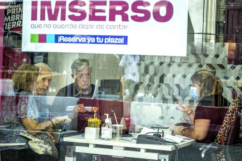 Varias personas mayores piden informacin en una agencia de viajes adherida al Imserso. EFE Biel AlioArchivo
