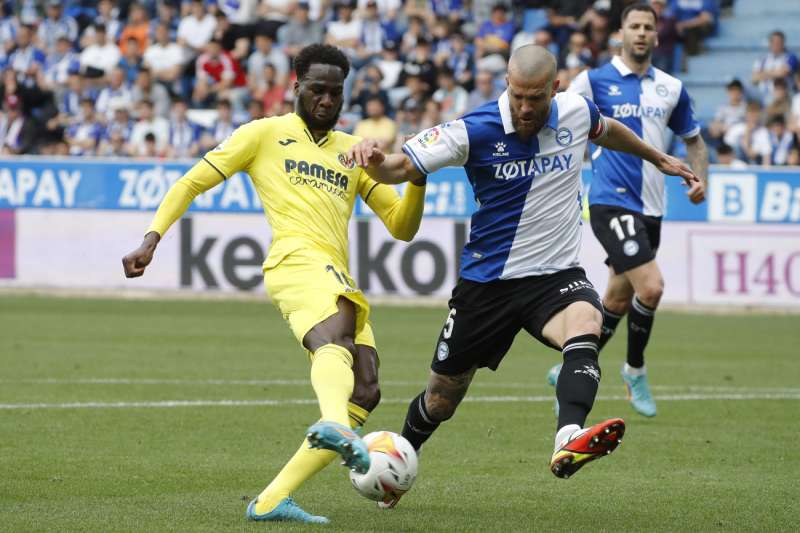 El centrocampista nigeriano del Villarreal Samuel Chukwueze (i) lucha por el balón con el defensa del Alavés Víctor Laguardia. EFE/ David Aguilar



