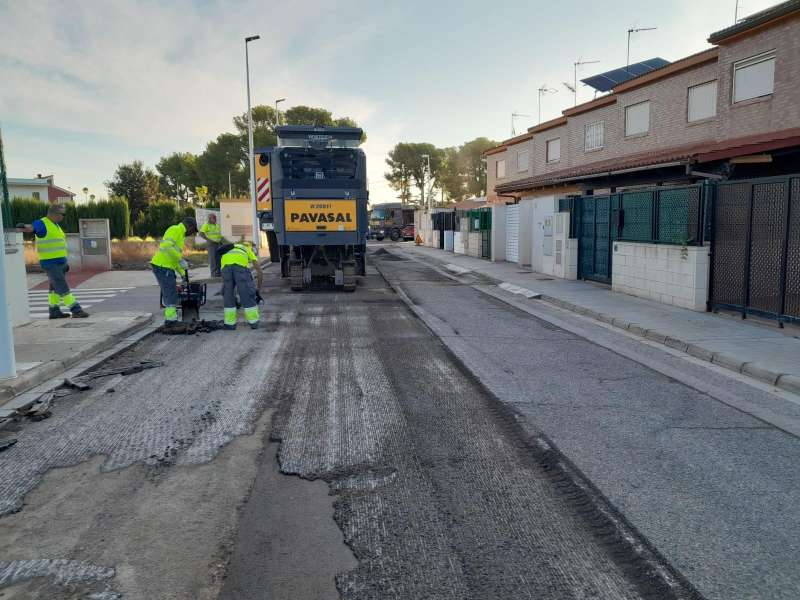 Trabajos de asfaltado en una calle de Riba-roja. EPDA