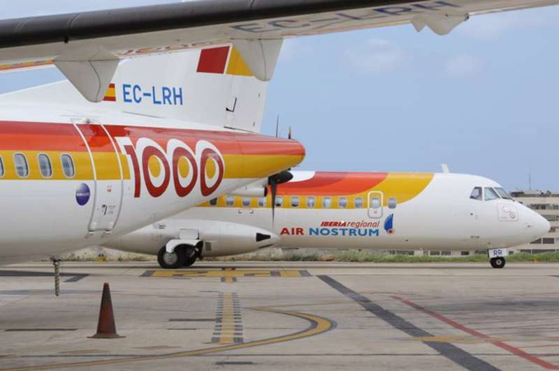 Dos aeronaves en un aeropuerto, en una imagen de archivo compartida en redes por Air Nostrum. /EPDA