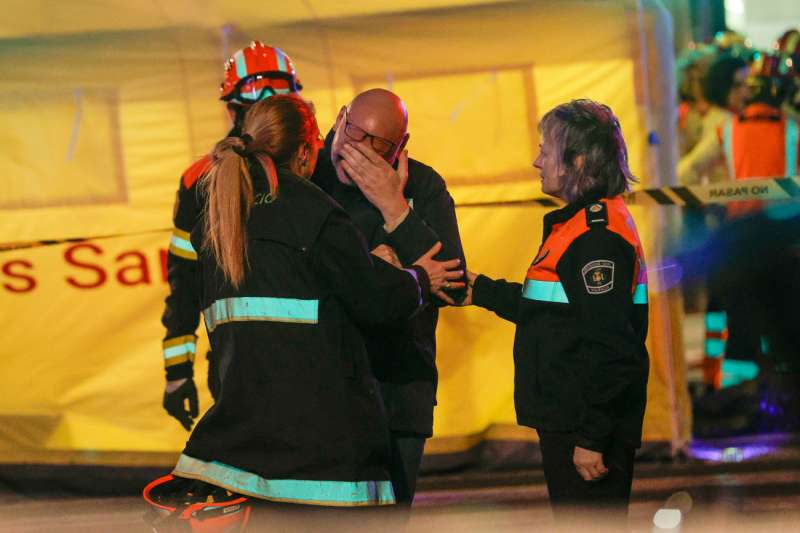 Vecinos son atendidos durante el incendio. EFE/Manuel Bruque
