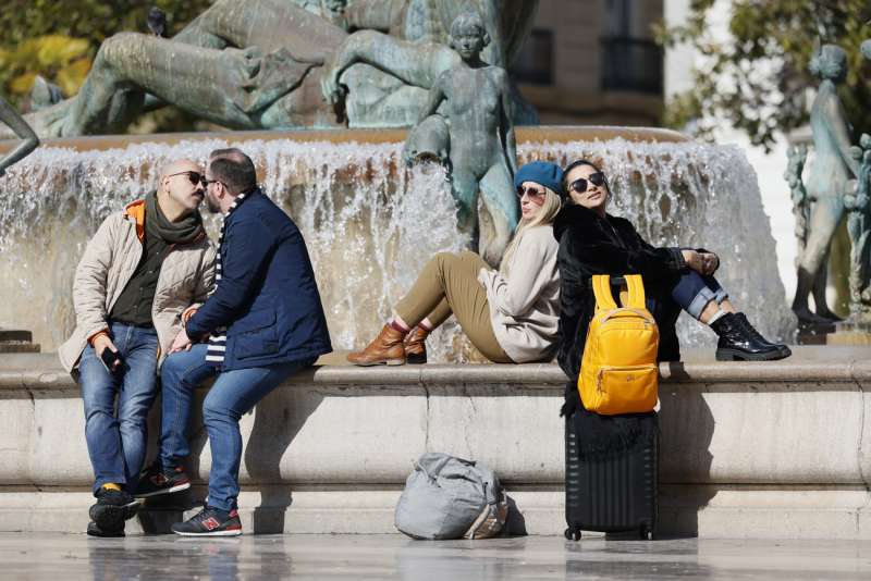 En la imagen, turistas en la Plaza de la Virgen de València.EFE/ Biel Aliño/Archivo
