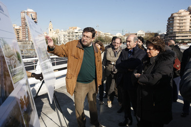 La alcaldesa visita el Pont de fusta La alcaldesa visita el Pont de fusta