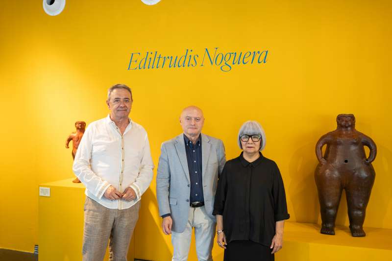 La muestra rene piezas escultricas de las artistas Julia Isdrez, Ediltrudis Noguera y Carolina Noguera, las tres ceramistas ms representativas de esta disciplina EPDA