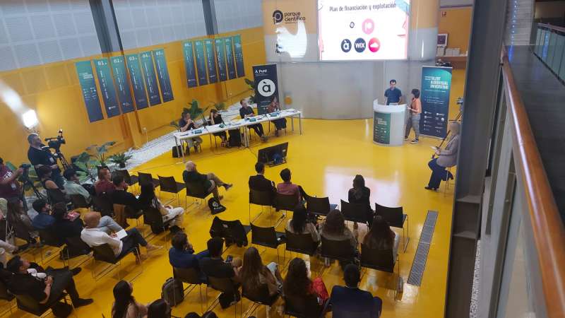Foto del pitching dElx.  EPDA