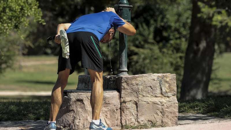 Hombre refrescndose ante las altas temperaturas.EPDA