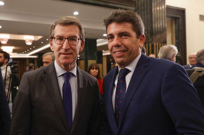 El presidente del PP de la Comunitat Valenciana Carlos MazÃ³n (d) junto al presidente del PP Alberto NÃºÃ±ez FeijÃ³o. EFE/ Javier LizÃ³n
